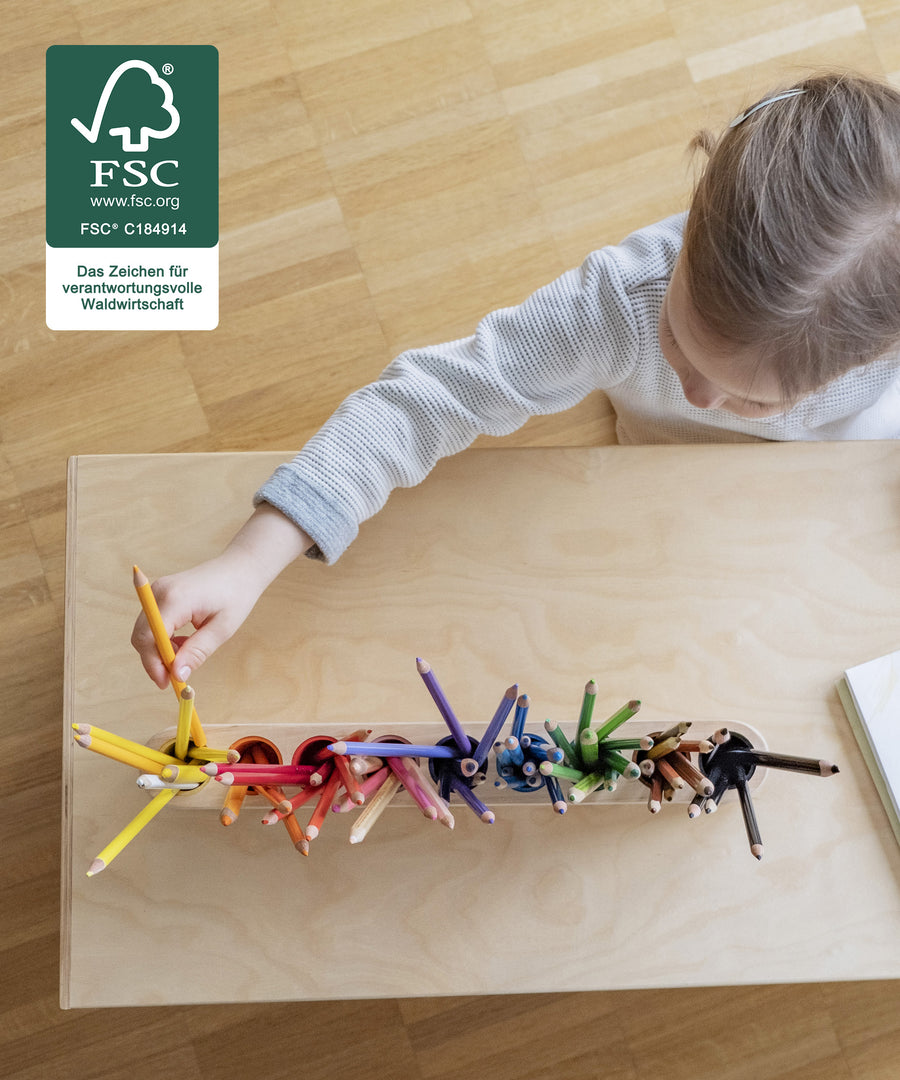 Praktisch!*Jeder Buntstift findet seinen Platz. So geht das Aufräumen ruckzuck und wird zum farbenfrohen Sortierspiel.|Kinder sortiert Stift in Stiftehalter ein.