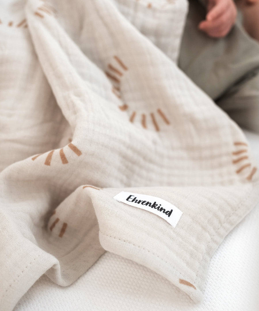 Sanft zu sensibler Babyhaut*Die 4-lagigen Mullwindeln aus saugfähigem Bio-Musselin sind weich und temperaturausgleichend – ideal für empfindliche Babyhaut.| Mulltuch in Beige mit Muster.