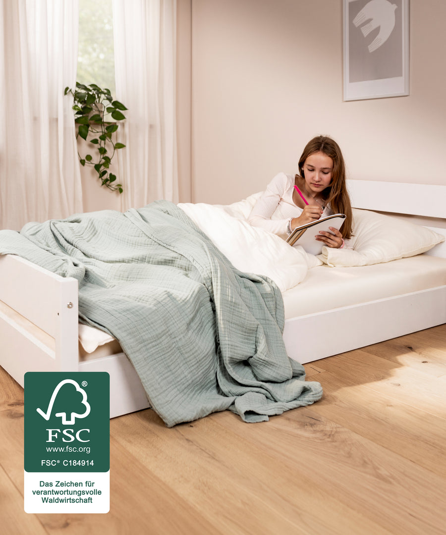 Zwei Höhen, ein Bett*Nova Pro lässt sich klassisch in Standardhöhe oder bodentief aufbauen und flexibel an neue Bedürfnisse anpassen.| Nova Pro in Buche Weiß in bodentiefer Variante aufgebaut.