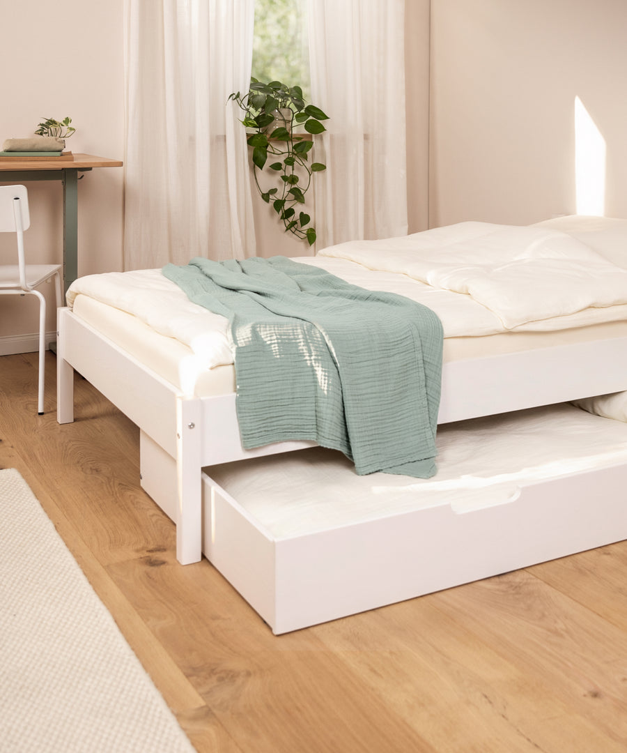 Stauraum nach Bedarf*Mit optionalem Bettkasten oder zwei Schubladen nutzt du den Platz unter dem Bett praktisch und flexibel.| Jugendbett Nova Weiß mit Bettkasten.