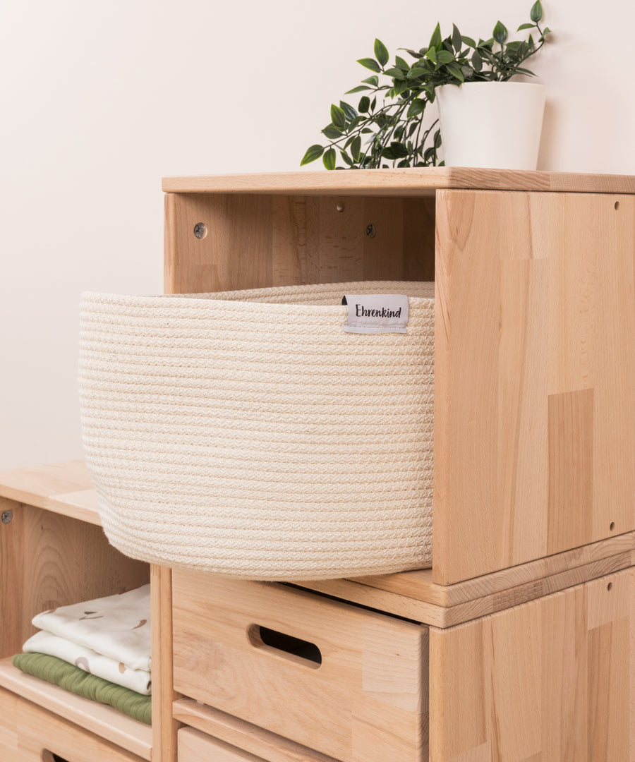 Regalsystem aus Buche schafft übersichtlichen Stauraum im Kinderzimmer.