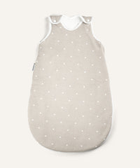 Baby-Schlafsack ganzjährig rund Taupe weiße Sterne.