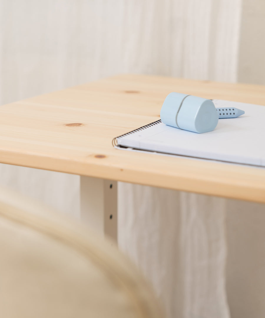 Tischplatte transparent lackiert*Die Vollholzplatte verleiht dem Tisch Natürlichkeit, während die transparente Lackierung das Holz langfristig schützt.|Transparente Lackierung erhält die natürliche Holzstruktur.