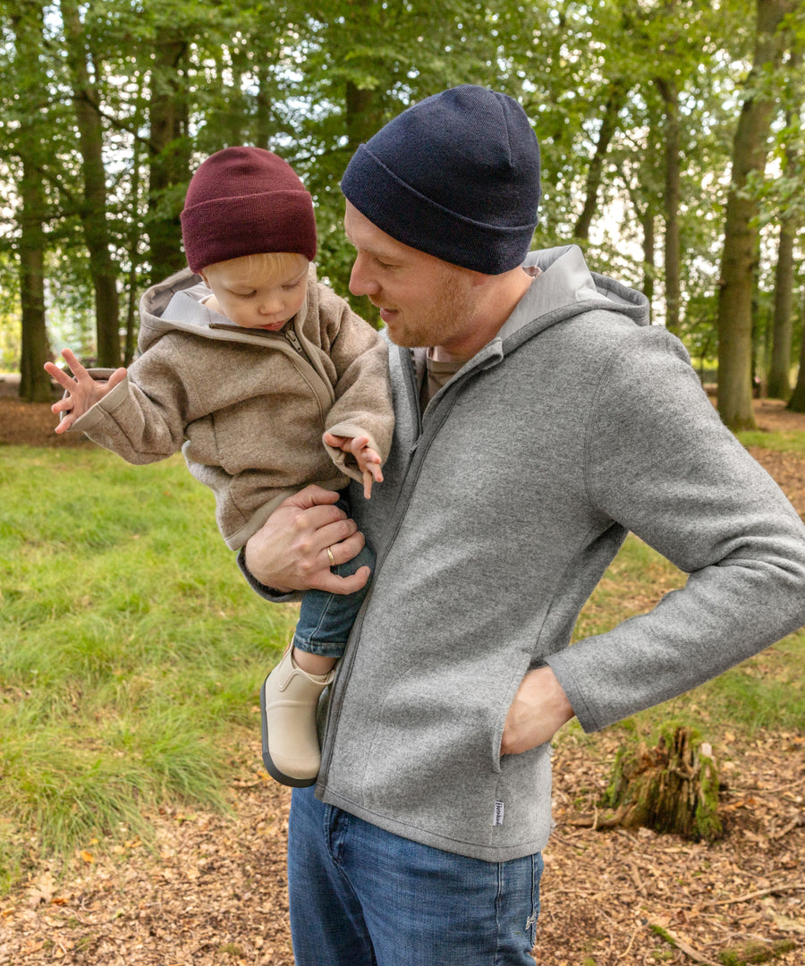 Seitliche Taschen*Praktische Seitentaschen halten Hände warm und bieten Platz für kleine Dinge, die unterwegs schnell griffbereit sein sollen.|Mann trägt die Herren-Walkjacke in Grau.