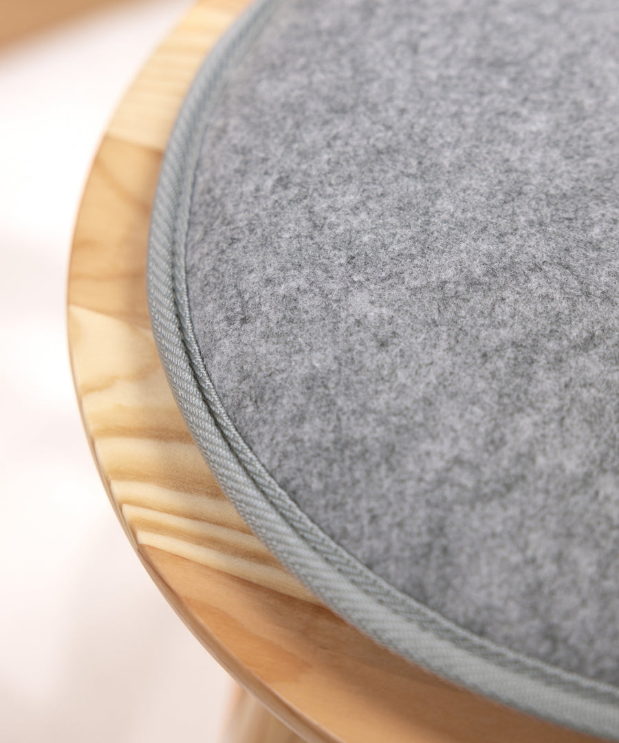 Recyceltes Polyester*Das Sitzkissen besteht aus GRS-zertifiziertem, recyceltem Polyester und fühlt sich angenehm weich an.|Sitzkissen aus GRS-zertifiziertem, recyceltem Polyester.