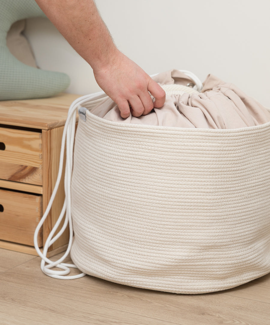 Hautfreundliche Qualität*Die reine Bio-Baumwolle ist nach OEKO-TEX® STANDARD 100
Produktklasse 1 für Babys und Kinder zertifiziert.|Spielzeugsack wird im Aufbewahrungskorb verstaut.