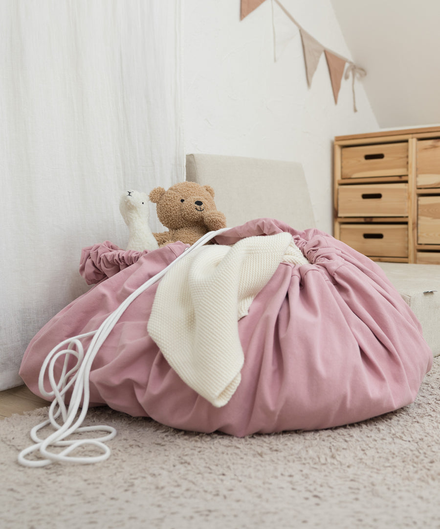 Spielzeugsack liegt im Kinderzimmer.