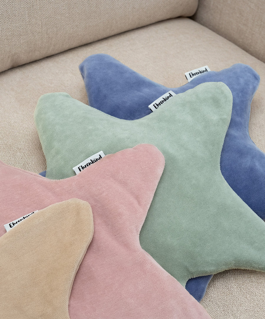 Das Stern-Kirschkernkissen gibt es in vier tollen Farben: Jeansblau, Rosé, Jade, Beige.