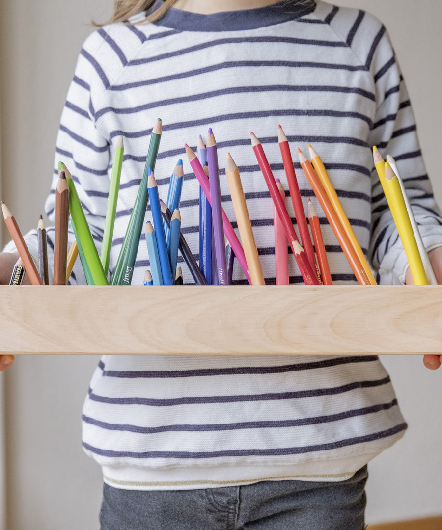 Kindgerecht*Dank seiner besonderen Form steht der Stiftehalter stabil und ist gleichzeitig leicht, kompakt und für Kinderhände gut zu handhaben.|Kind hält Stiftehalter in den Händen.
