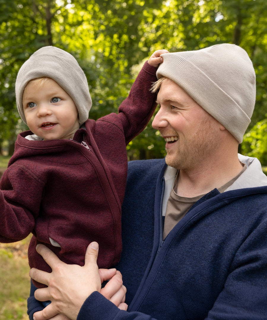 Ab nach draußen*Ob Waldspaziergang, Spielplatz oder Alltagswege: Weich und wärmend begleitet dich die Mütze durch die kalte Jahreszeit.| Vater und Sohn tragen beide die Strickmütze in Beige.