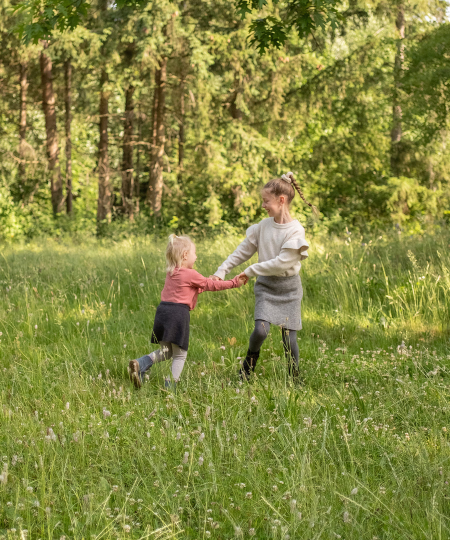 Pflegeleicht & schmutzabweisend*Wollwalk ist von Natur aus schmutzabweisend - Schmutz bleibt meist oberflächlich und lässt sich leicht entfernen.| Kinder spielen im Wald und tragen den Walkrock.